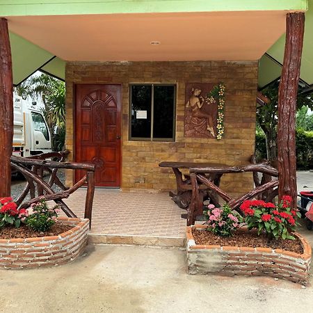 Busby Resort Ban Ta Phraya Exterior photo