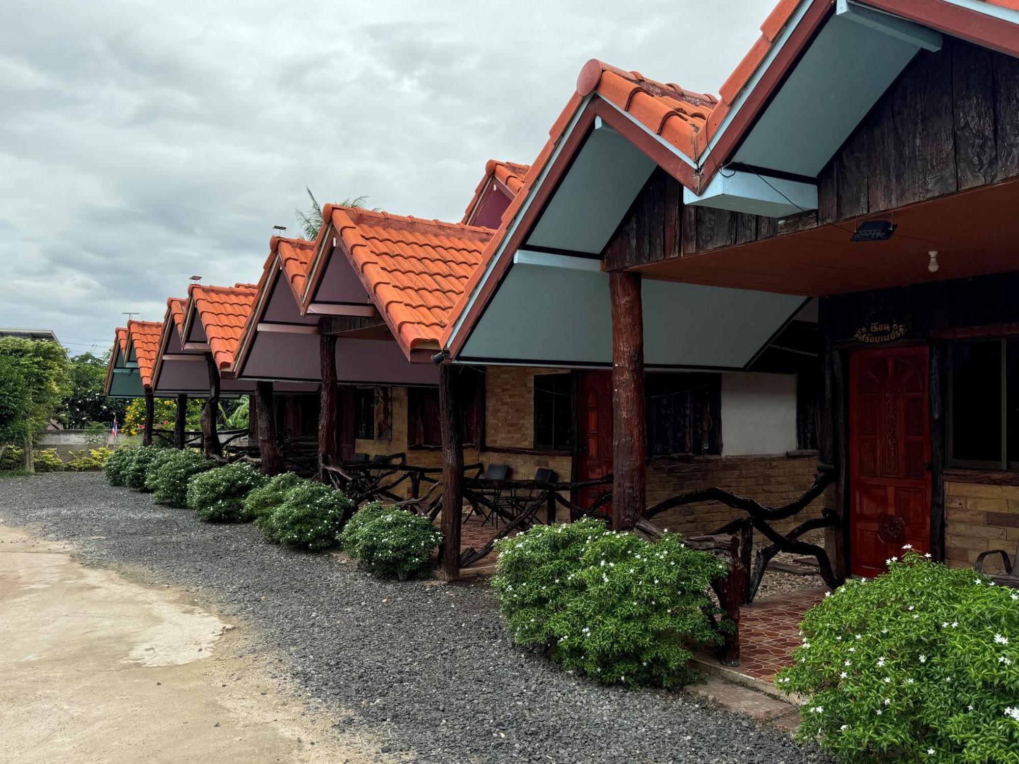 Busby Resort Ban Ta Phraya Exterior photo
