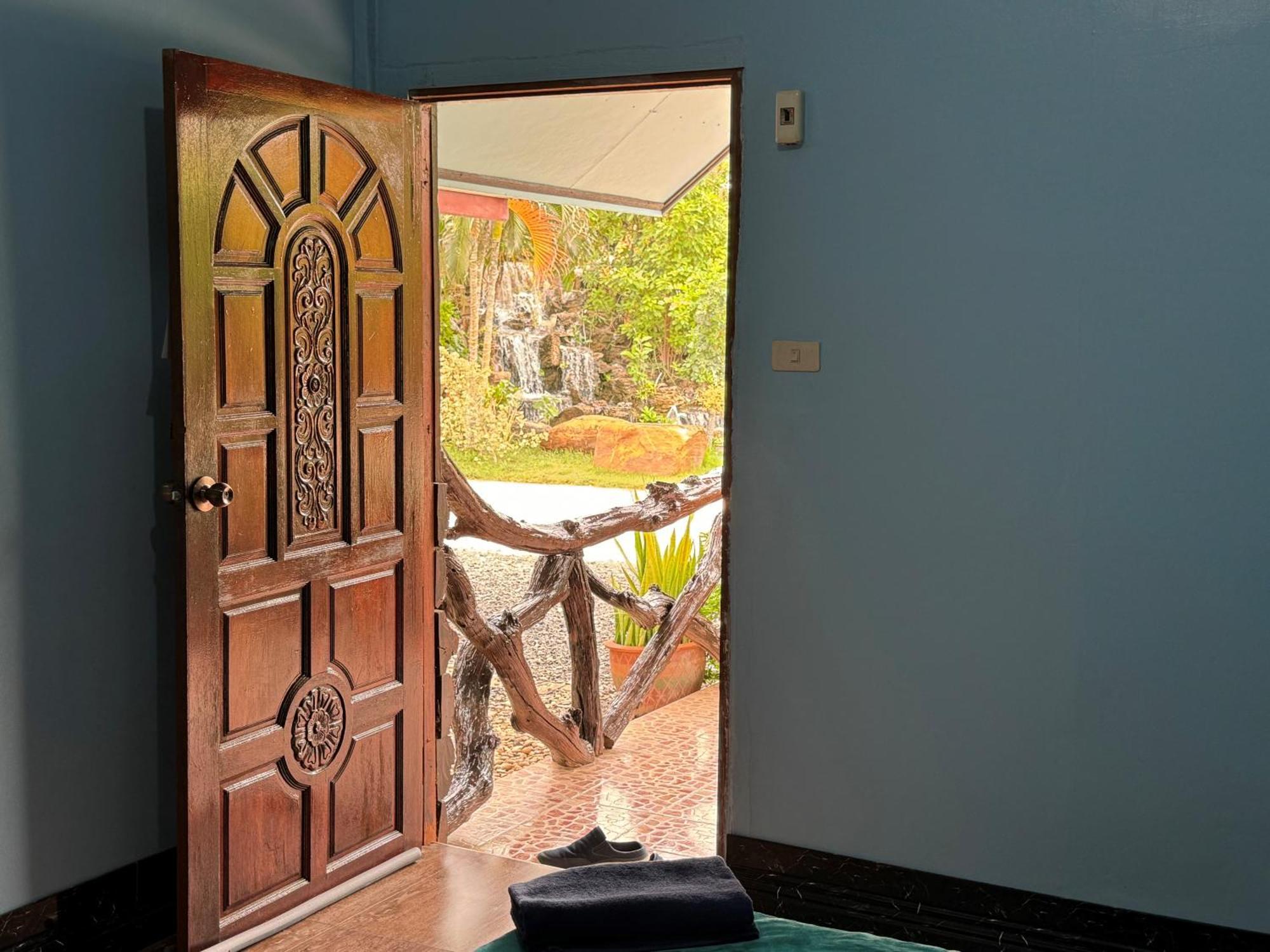Busby Resort Ban Ta Phraya Exterior photo