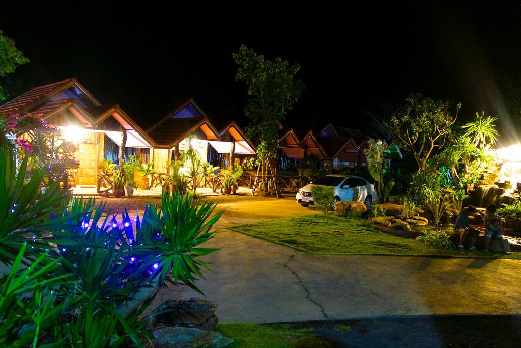 Busby Resort Ban Ta Phraya Exterior photo