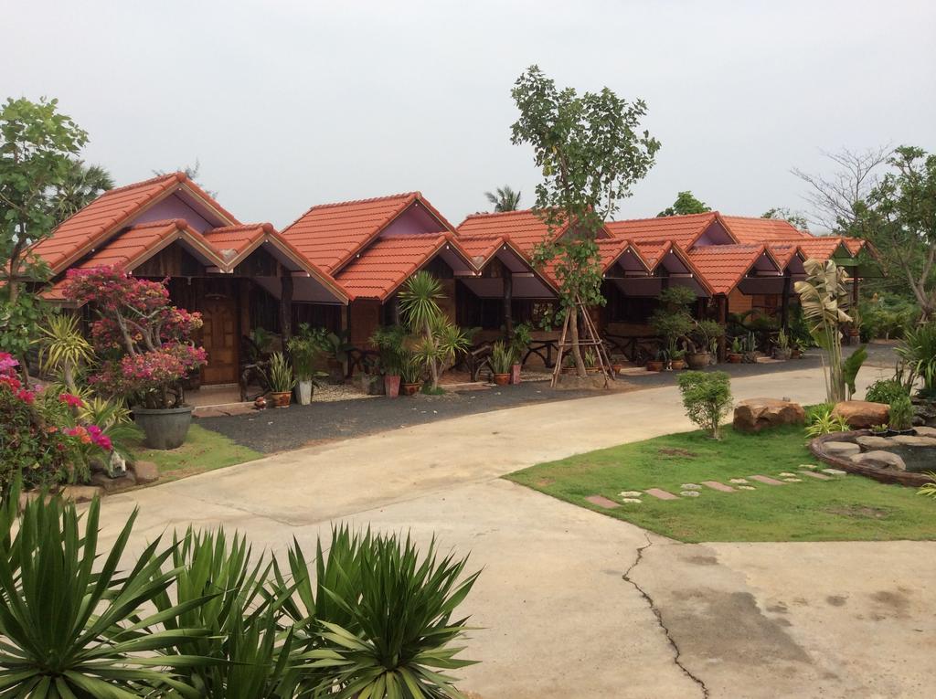 Busby Resort Ban Ta Phraya Exterior photo