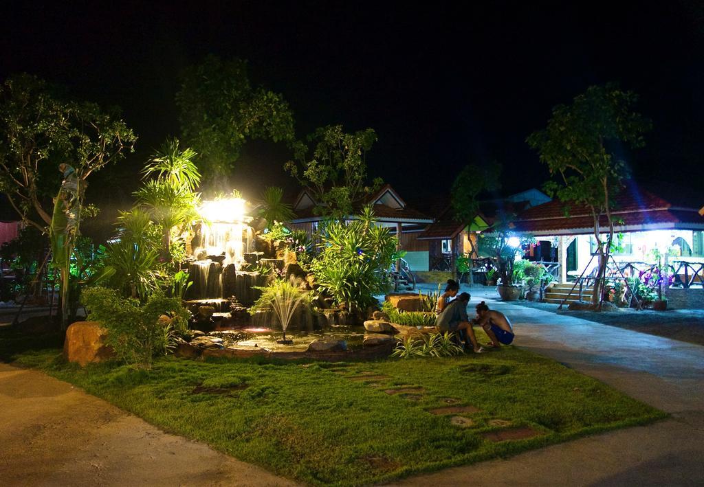 Busby Resort Ban Ta Phraya Exterior photo